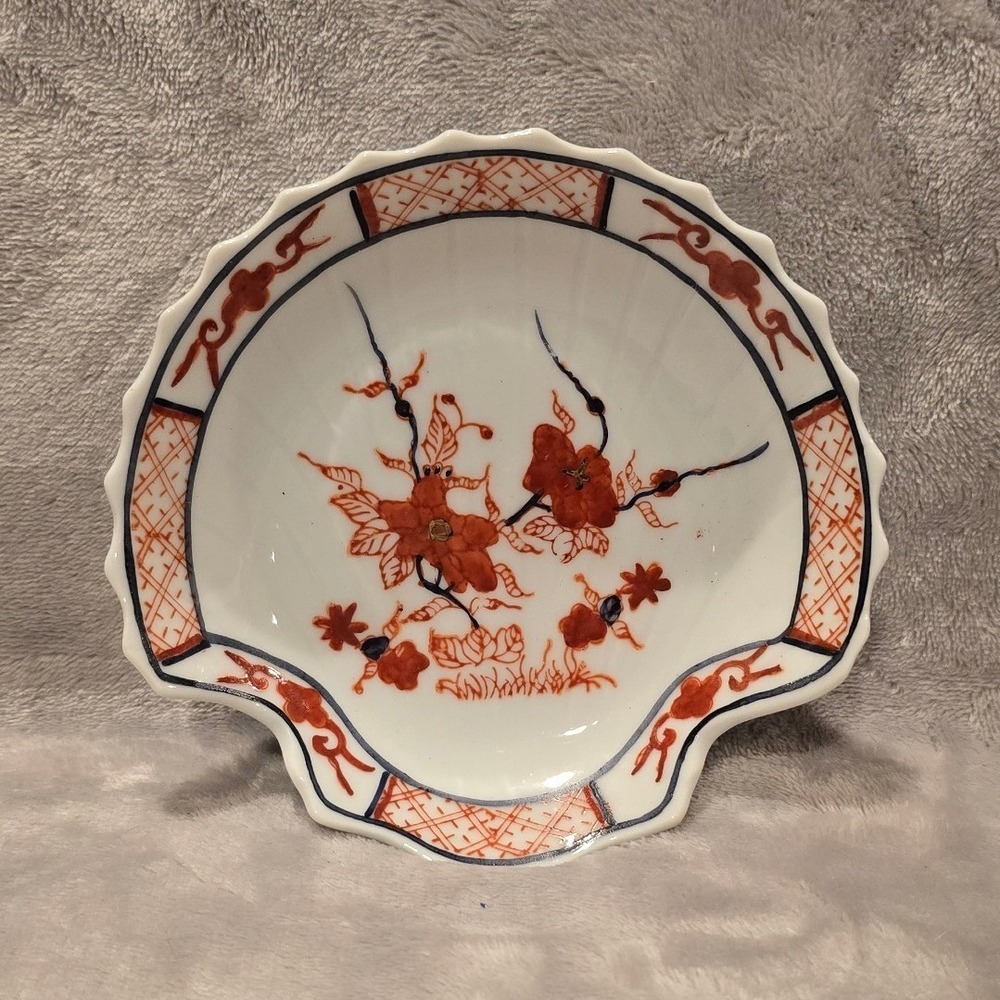 YT Hand Painted Hong Kong Porcelain Shell Dish Blue Floral Imari Scalloped 5.5"